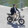 NIU BQi Utility 200 – vélo cargo électrique utilitaire – cycliste en balade