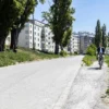 NIU BQi Utility 200 – vélo cargo électrique utilitaire – sur une piste cyclable