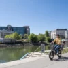 NIU BQi Utility 200 – vélo cargo électrique utilitaire – vue urbaine au bord de l'eau