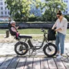 NIU BQi Utility 200 – vélo cargo électrique utilitaire – cycliste avec chargement, vue de profil