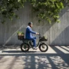 NIU BQi Utility 200 – vélo cargo électrique utilitaire – cycliste avec sacoches