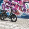 NIU BQi Utility 200 – vélo cargo électrique utilitaire – devant un mur de graffitis