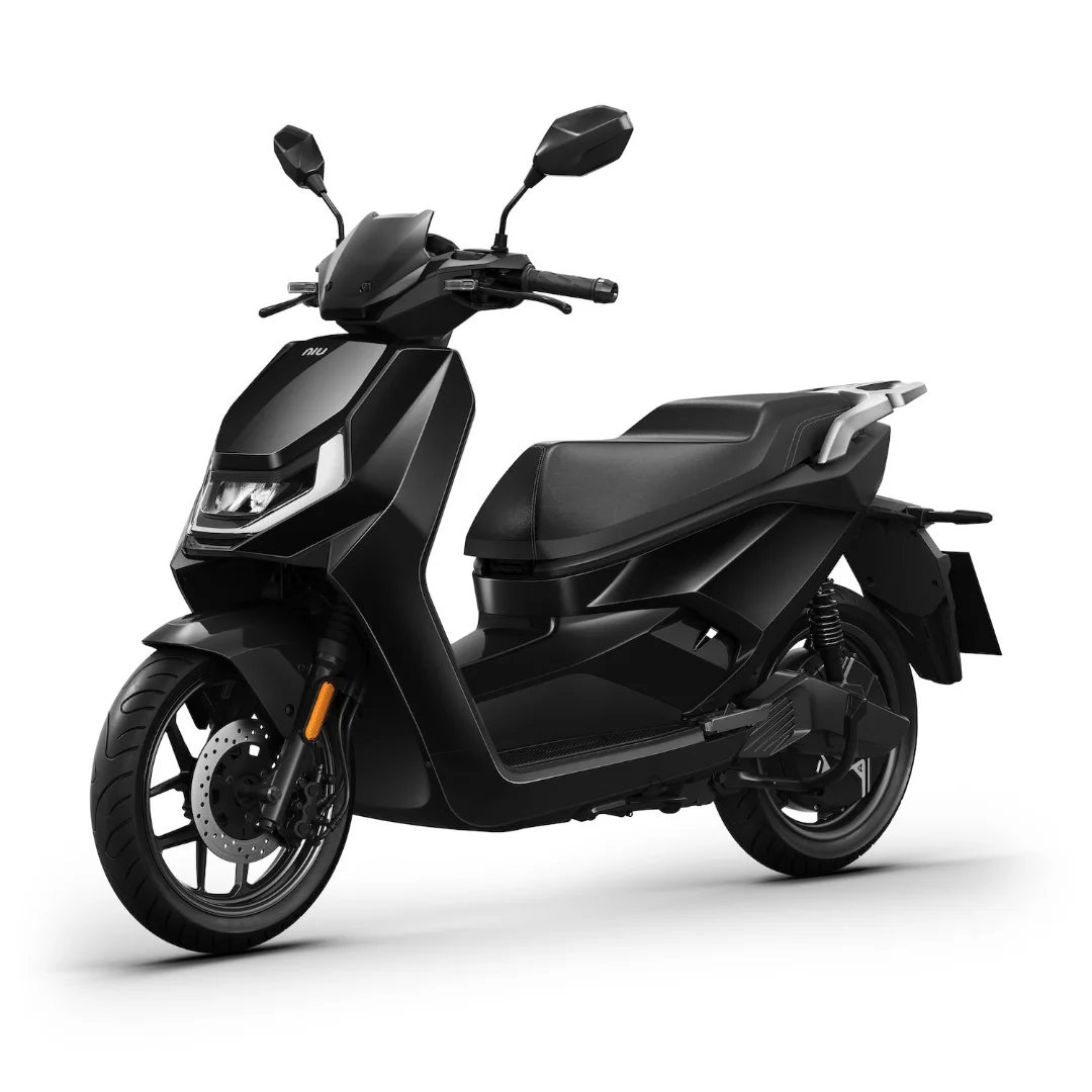 NIU FQi500 – scooter électrique 125 cm3 – vue de trois quarts avant, noir