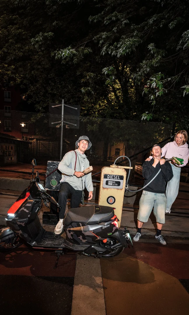 NIU FQiX 300 – scooter électrique 125 cm3 – pilote en ville de nuit