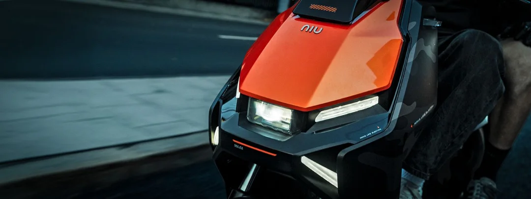 NIU FQiX 300 – scooter électrique 125 cm3 – détail témoin batterie orange