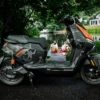 NIU FQiX 300 – scooter électrique 125 cm3 – pilote sur route, vue de face