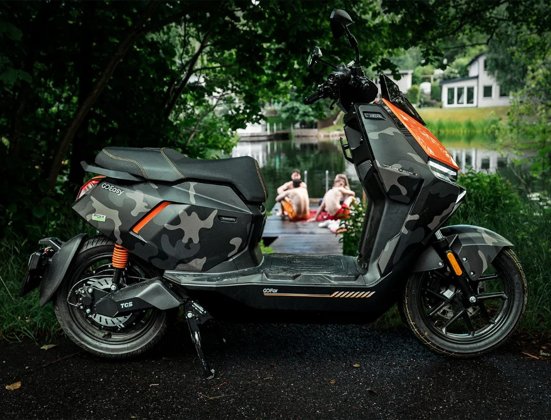 NIU FQiX 300 – scooter électrique 125 cm3 – pilote sur route, vue de face