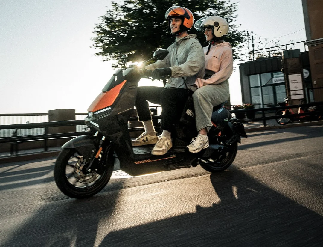 NIU FQiX 300 – scooter électrique 125 cm3 – duo à bord en ville