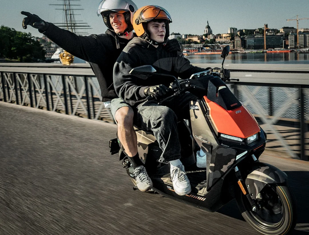 NIU FQiX 300 – scooter électrique 125 cm3 – pilote de nuit en ville