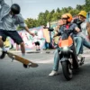 NIU FQiX 300 – scooter électrique 125 cm3 – pilote avec skateurs en ville