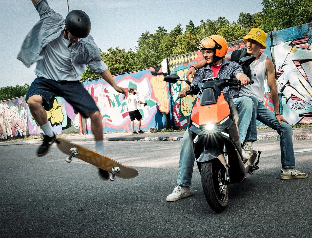 NIU FQiX 300 – scooter électrique 125 cm3 – pilote avec skateurs en ville