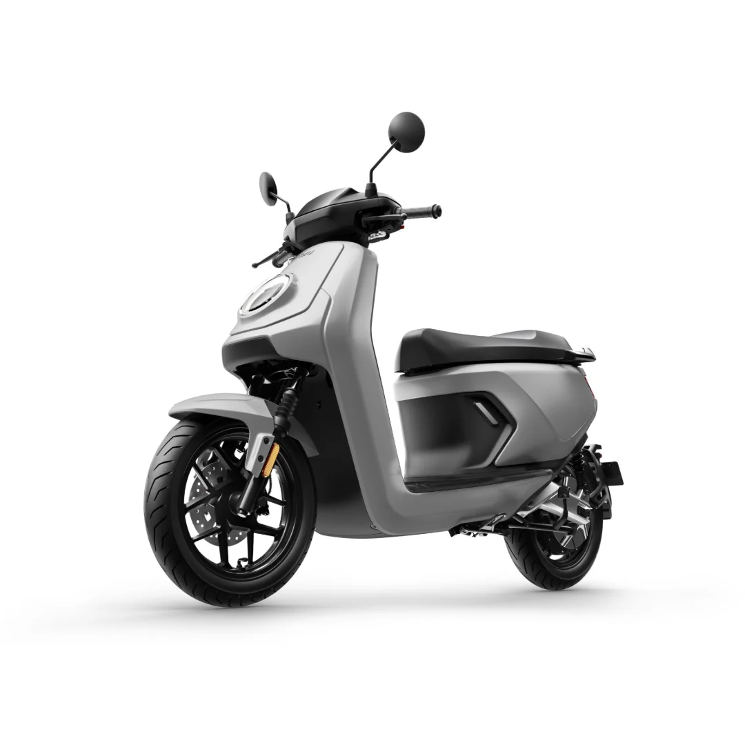 NIU MQi GT 100 – scooter électrique 125 cm3 – vue de trois quarts avant, autre angle