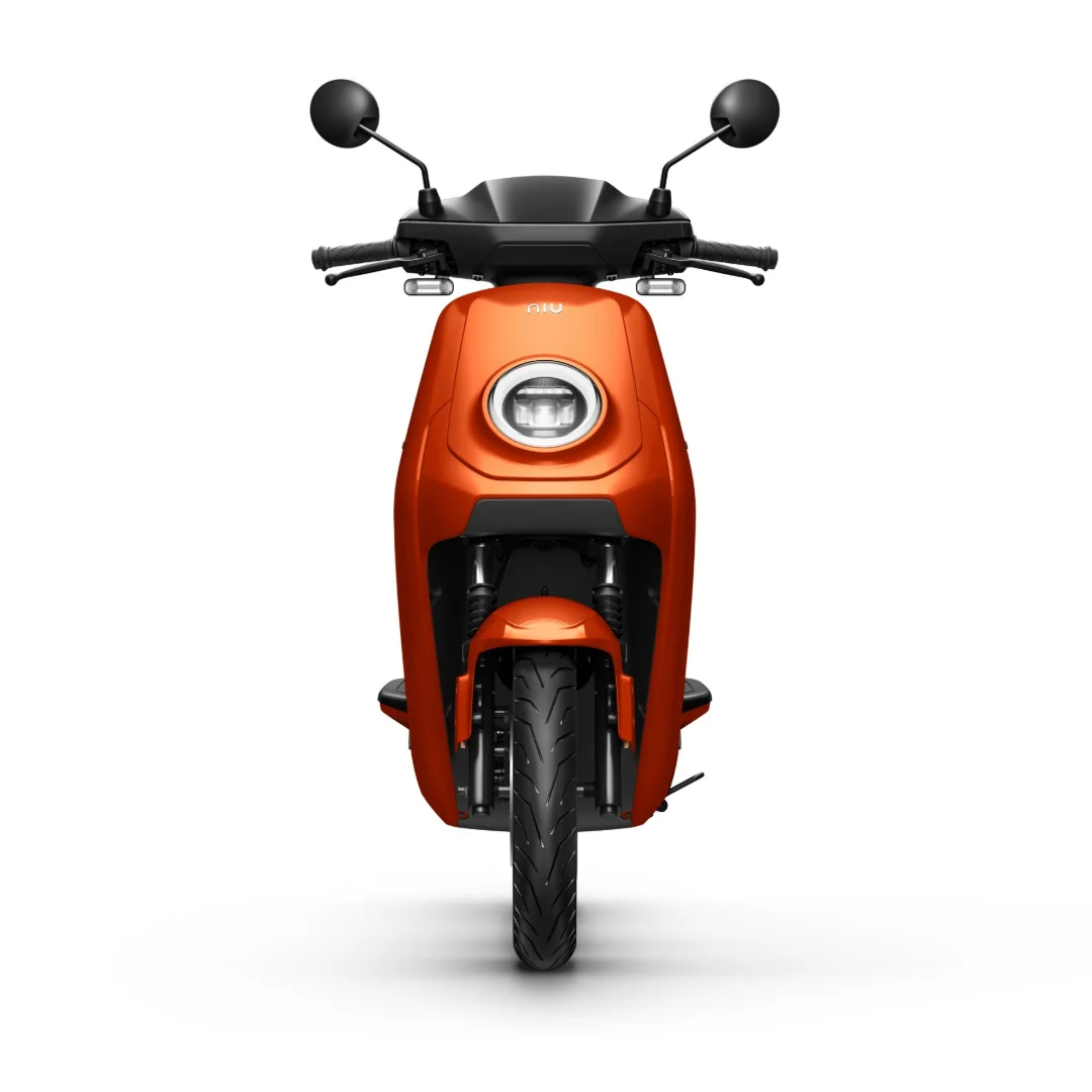 NIU MQi GT 100 – scooter électrique 125 cm3 – vue de face, orange