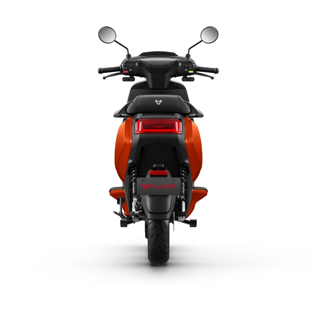 NIU MQi GT 100 – scooter électrique 125 cm3 – vue arrière, orange