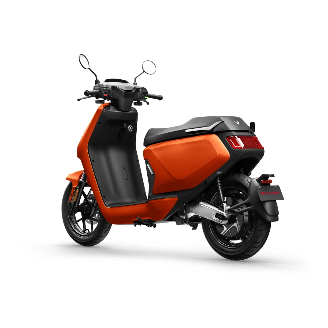 NIU MQi GT 100 – scooter électrique 125 cm3 – vue de trois quarts avant orange, autre angle