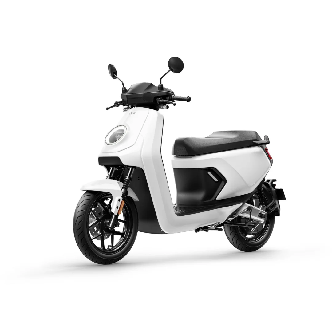 NIU MQi GT 100 – scooter électrique 125 cm3 – vue de trois quarts avant, blanc