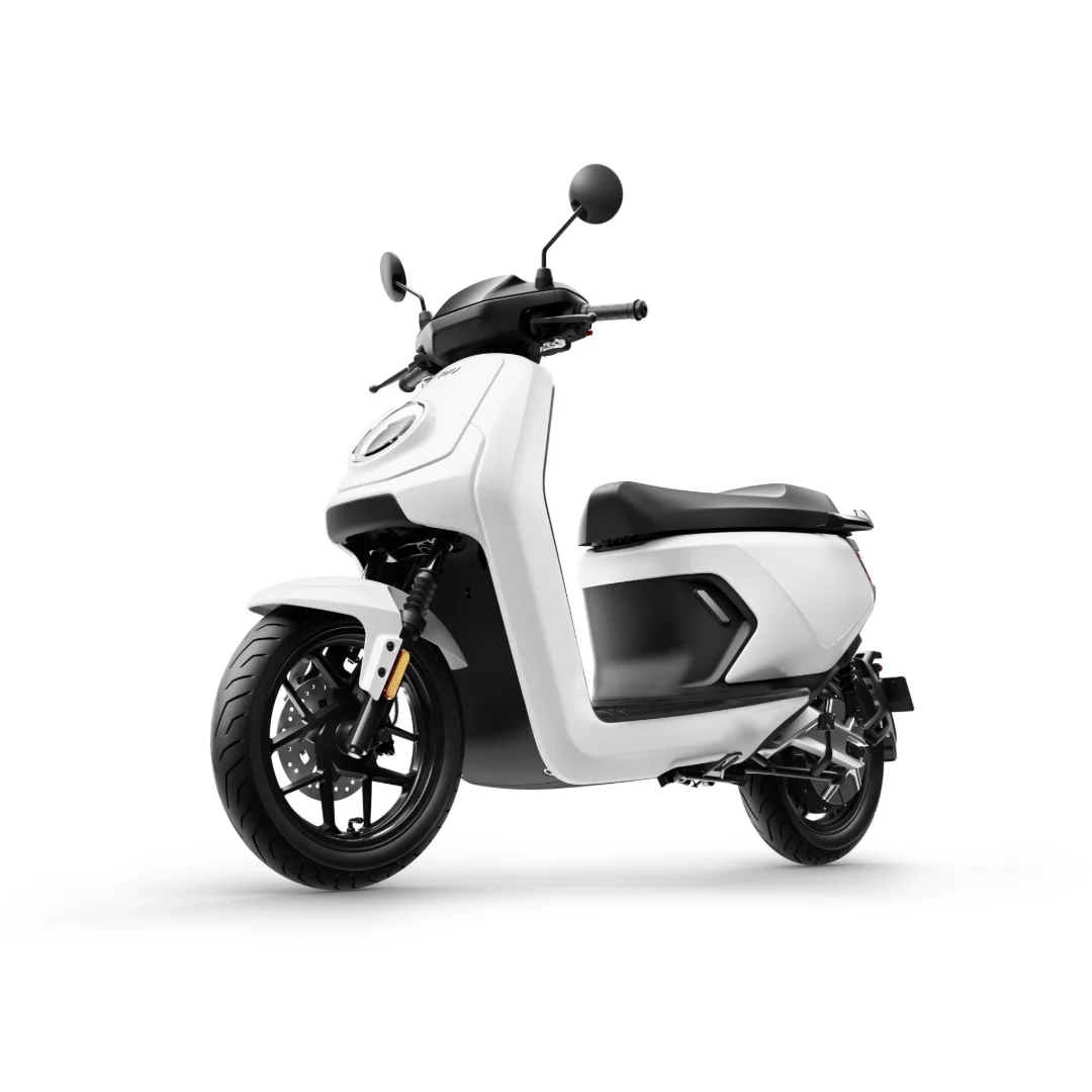 NIU MQi GT 100 – scooter électrique 125 cm3 – vue de trois quarts arrière, blanc