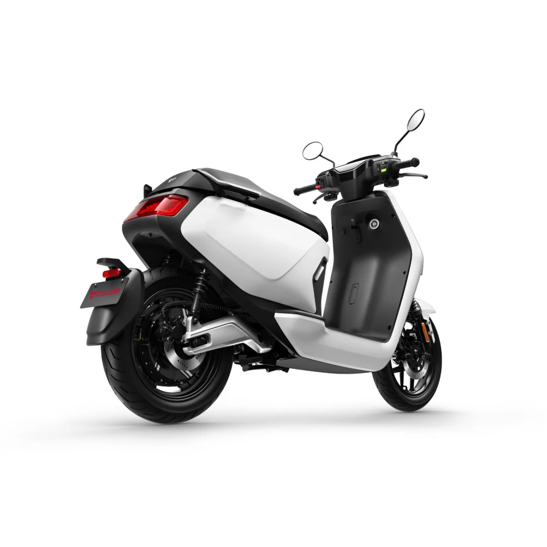 NIU MQi GT 100 – scooter électrique 125 cm3 – vue de trois quarts avant blanc, autre angle