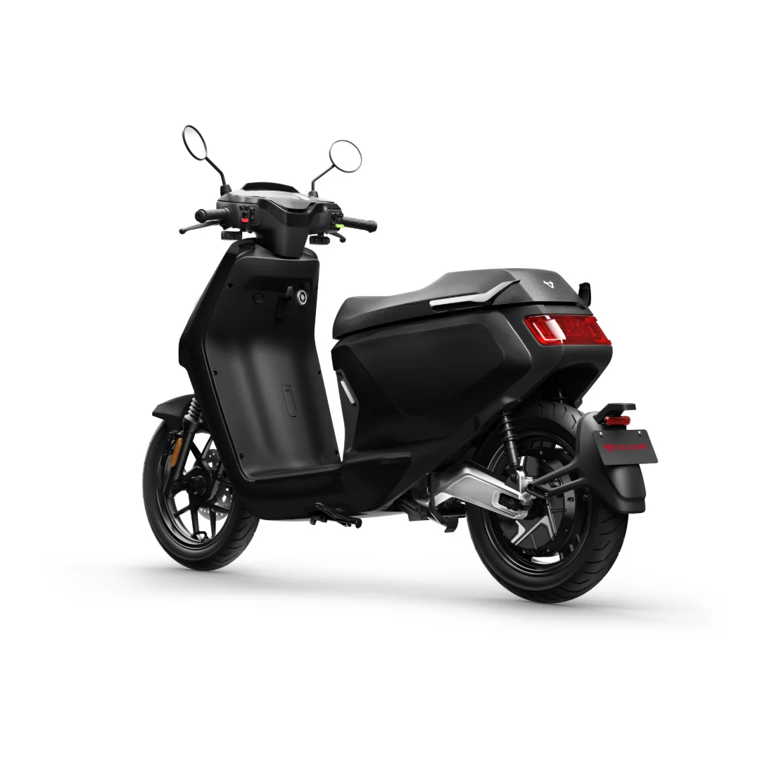 NIU MQi GT 100 – scooter électrique 125 cm3 – vue de trois quarts avant, noir