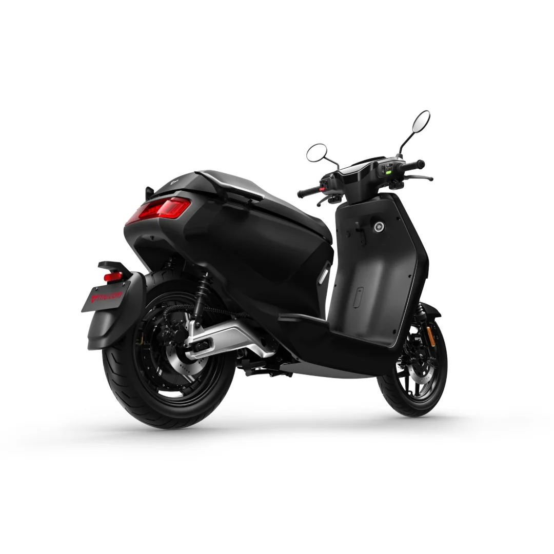NIU MQi GT 100 – scooter électrique 125 cm3 – vue de trois quarts arrière, noir