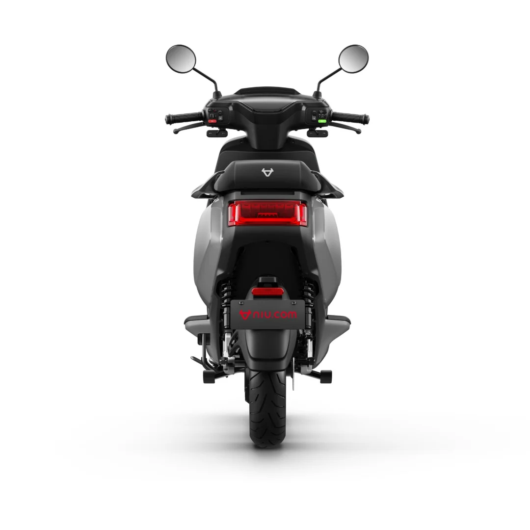 NIU MQi GT 100 – scooter électrique 125 cm3 – vue de face noir, autre angle