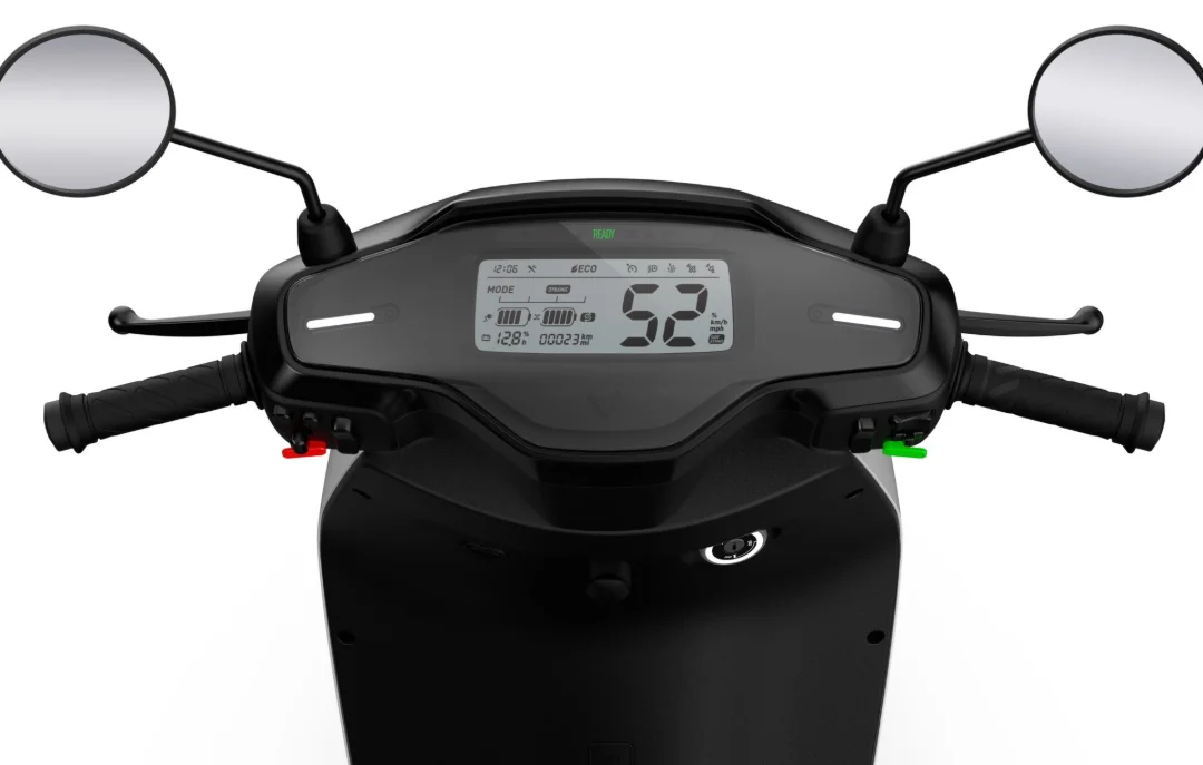 NIU MQi GT 100 – scooter électrique 125 cm3 – guidon, rétroviseurs et écran
