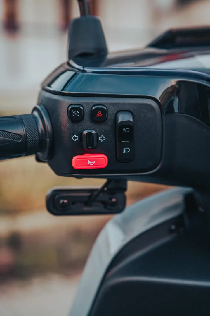 NIU MQi GT 100 – scooter électrique 125 cm3 – commodo droit