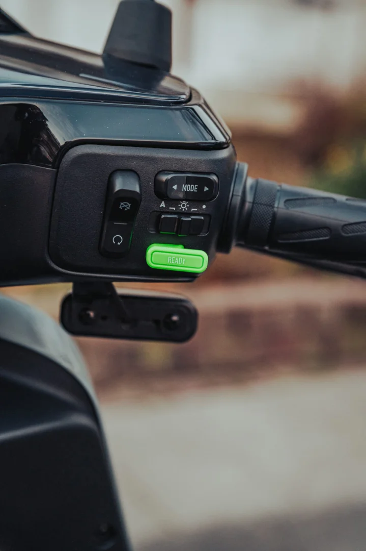 NIU MQi GT 100 – scooter électrique 125 cm3 – commodo gauche