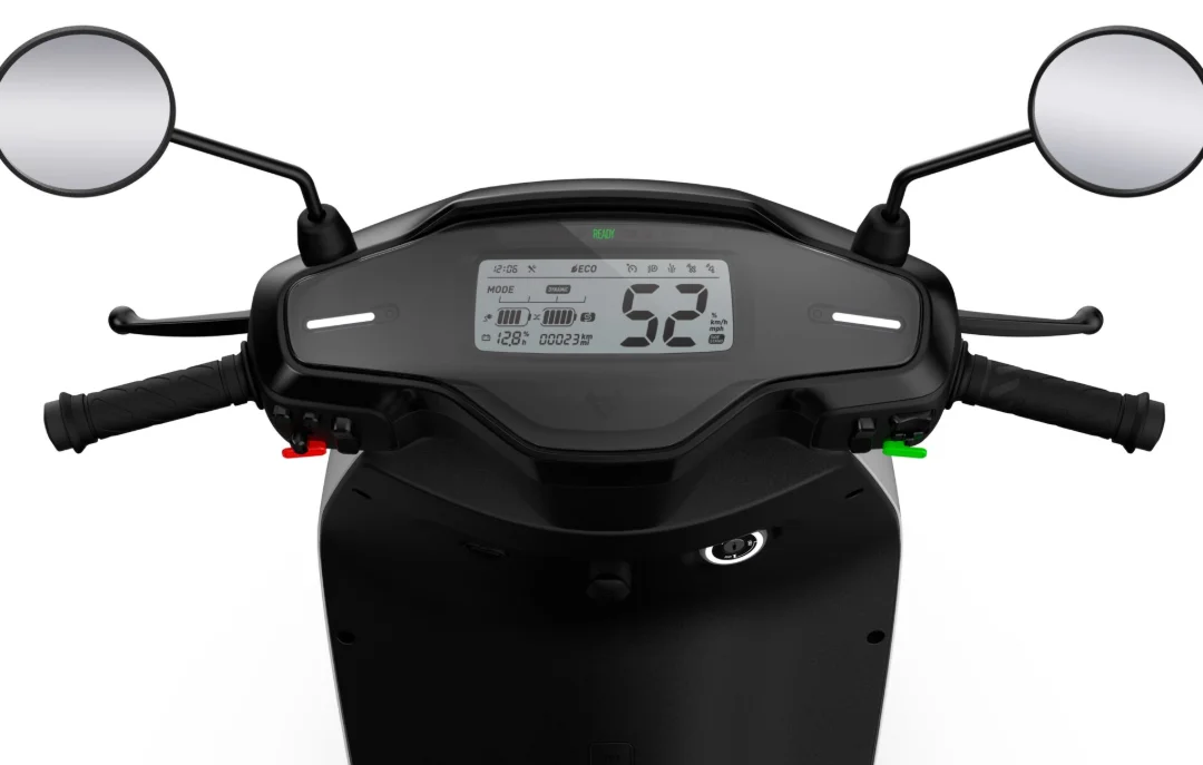 NIU MQi GT 100 – scooter électrique 125 cm3 – poste de conduite et compteur