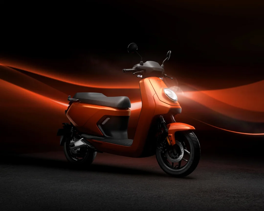 NIU MQi GT 100 – scooter électrique 125 cm3 – vue d'ambiance, phare rouge
