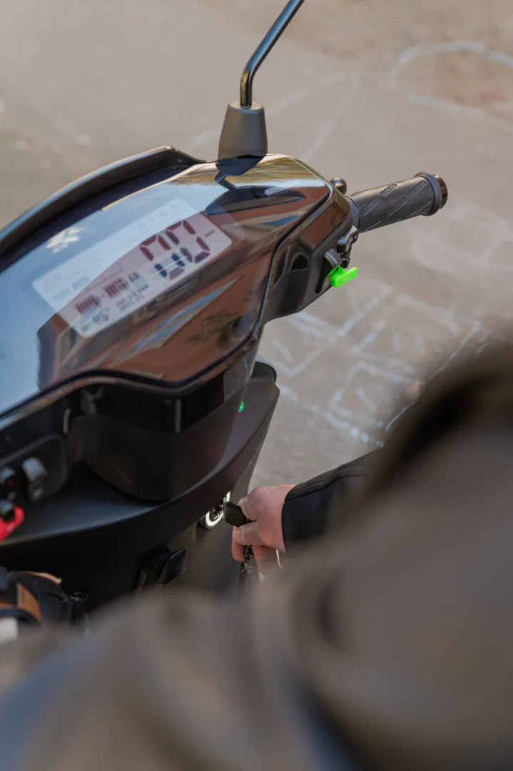 NIU MQi GT 100 – scooter électrique 125 cm3 – détail contacteur