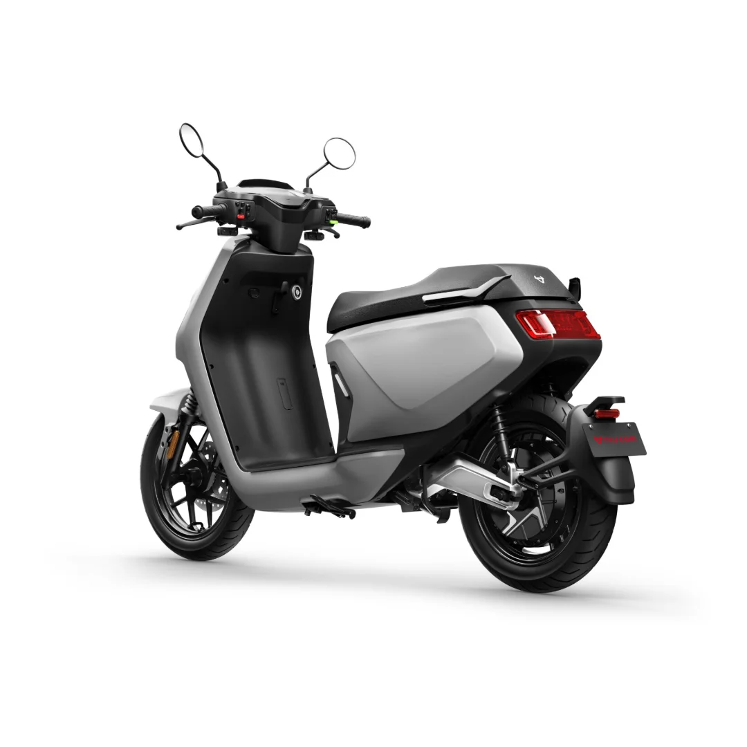 NIU MQi GT 100 – scooter électrique 125 cm3 – vue de trois quarts arrière