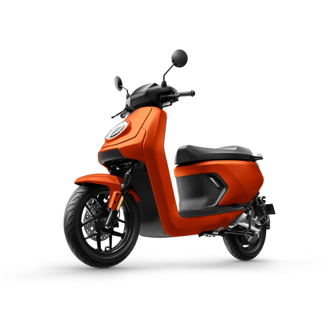 NIU MQi GT 100 – scooter électrique 125 cm3 – vue de trois quarts arrière, orange
