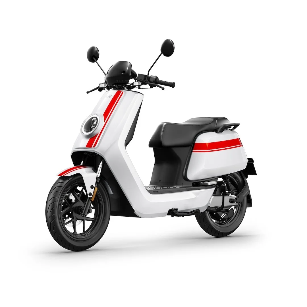 NIU NQi GTS 45 – scooter électrique 50 cm3 – vue de trois quarts avant, blanc