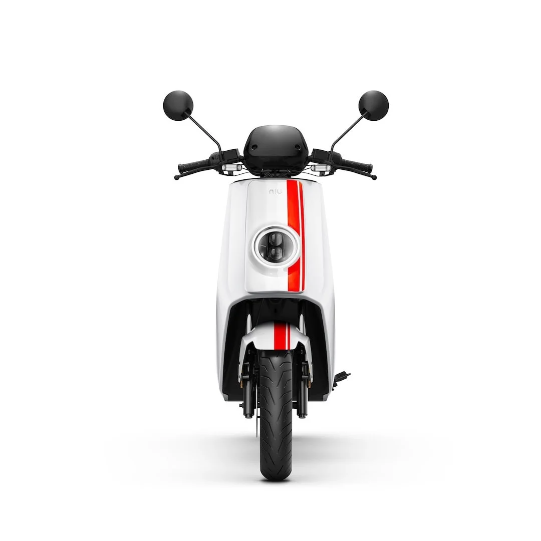 NIU NQi GTS 45 – scooter électrique 50 cm3 – vue de face, blanc