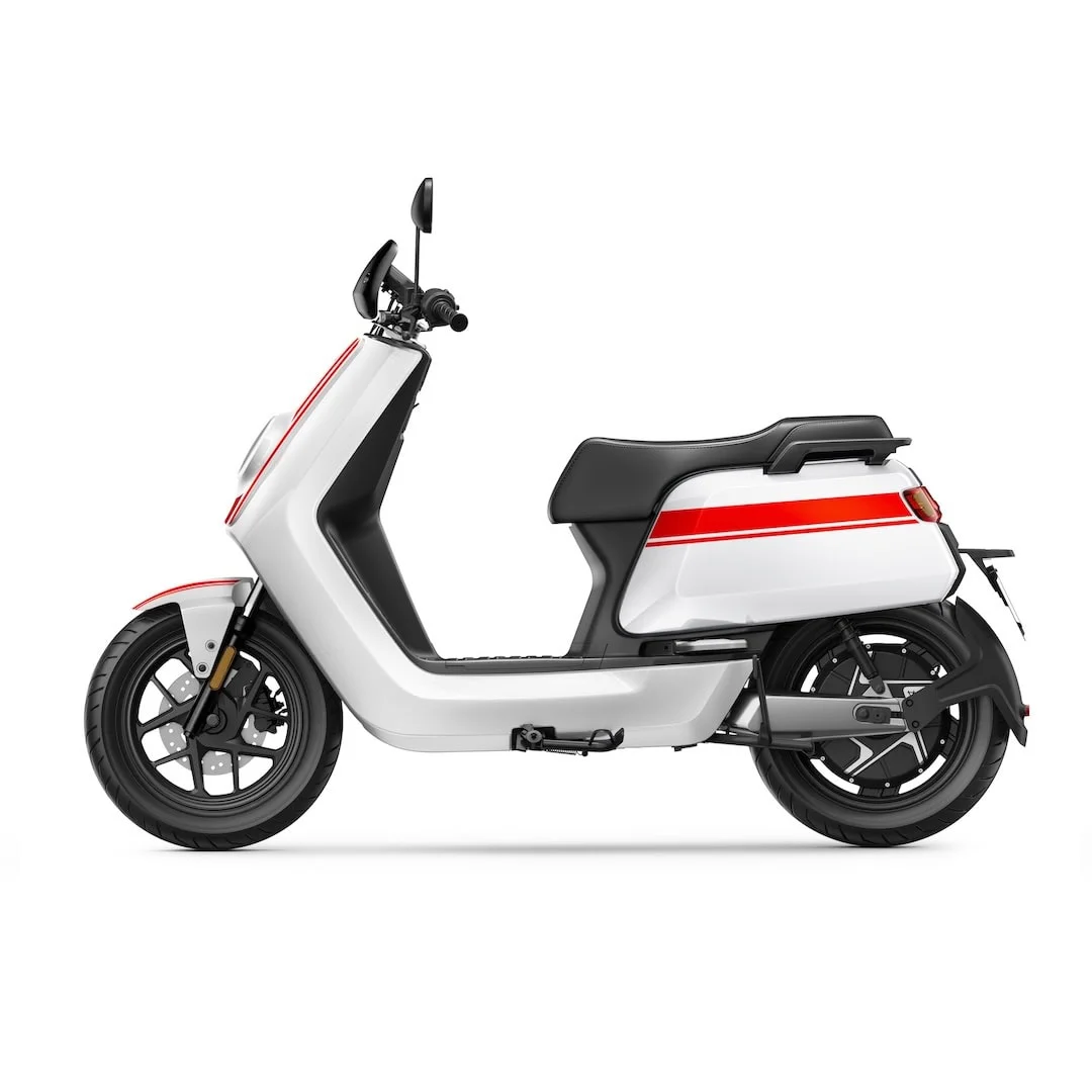 NIU NQi GTS 45 – scooter électrique 50 cm3 – vue de profil, blanc