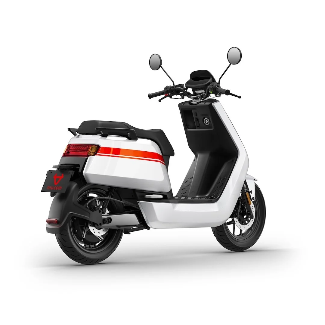 NIU NQi GTS 45 – scooter électrique 50 cm3 – vue de trois quarts arrière, blanc