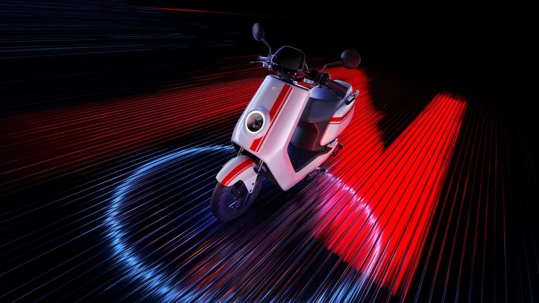 NIU NQi GTS 45 – scooter électrique 50 cm3 – batterie amovible, ambiance néon
