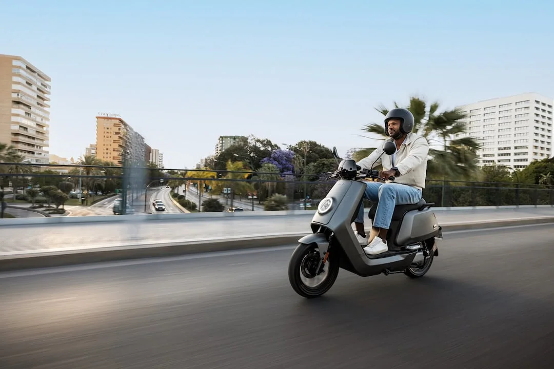 NIU NQi GTS 45 – scooter électrique 50 cm3 – pilote en ville