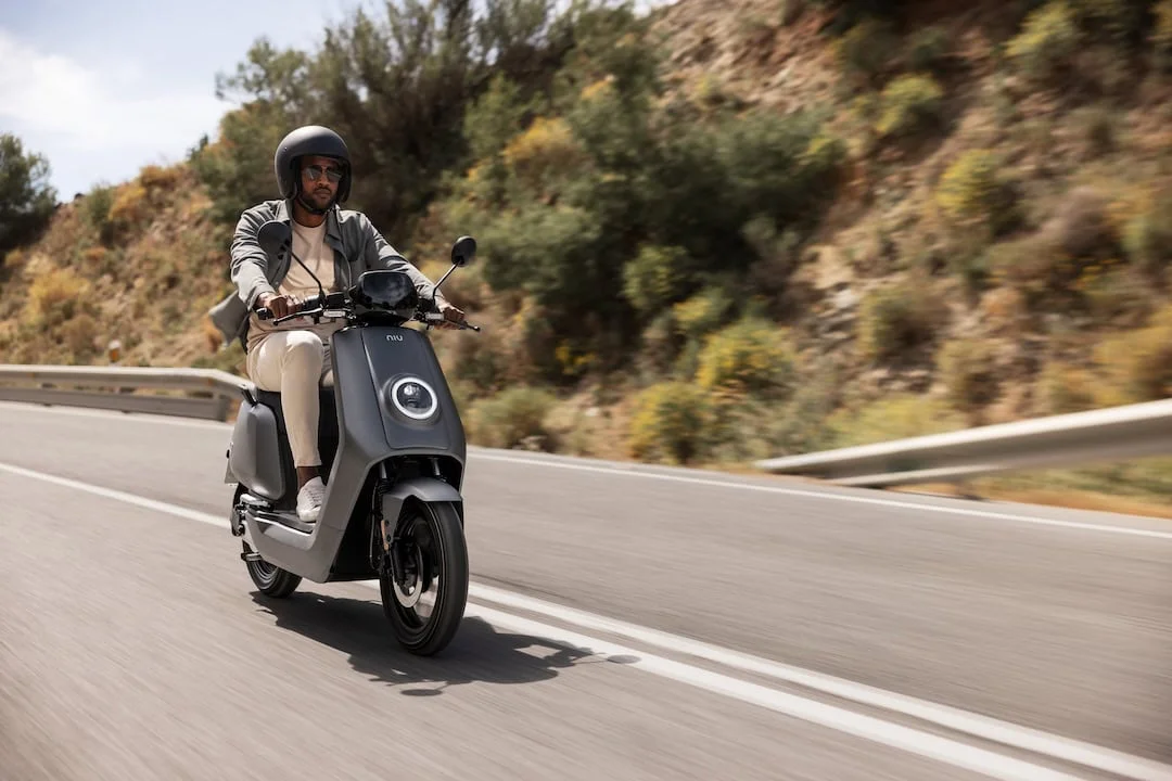 NIU NQi GTS 45 – scooter électrique 50 cm3 – pilote sur route de campagne