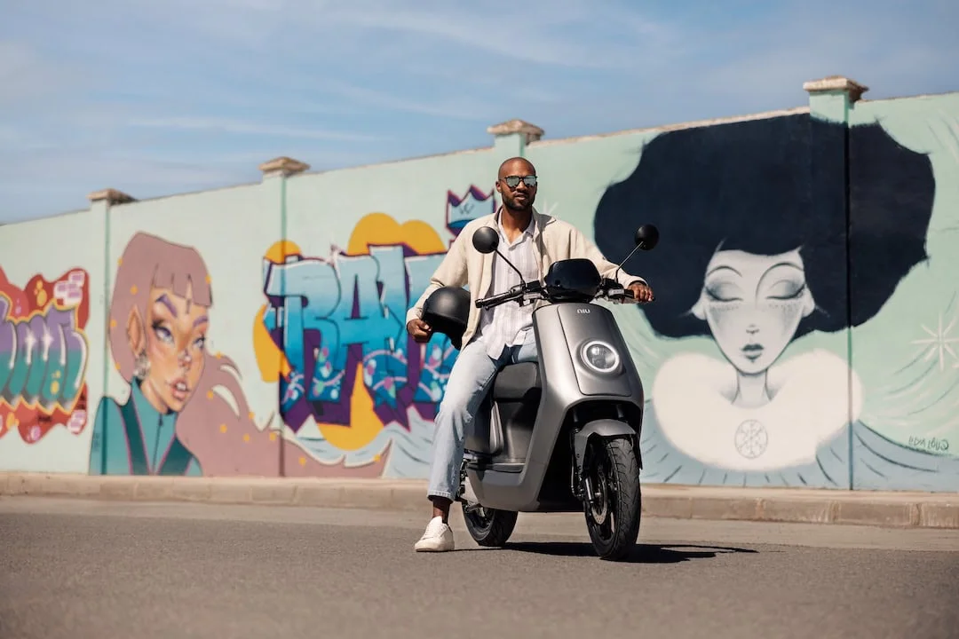NIU NQi GTS 45 – scooter électrique 50 cm3 – devant un mur de street art