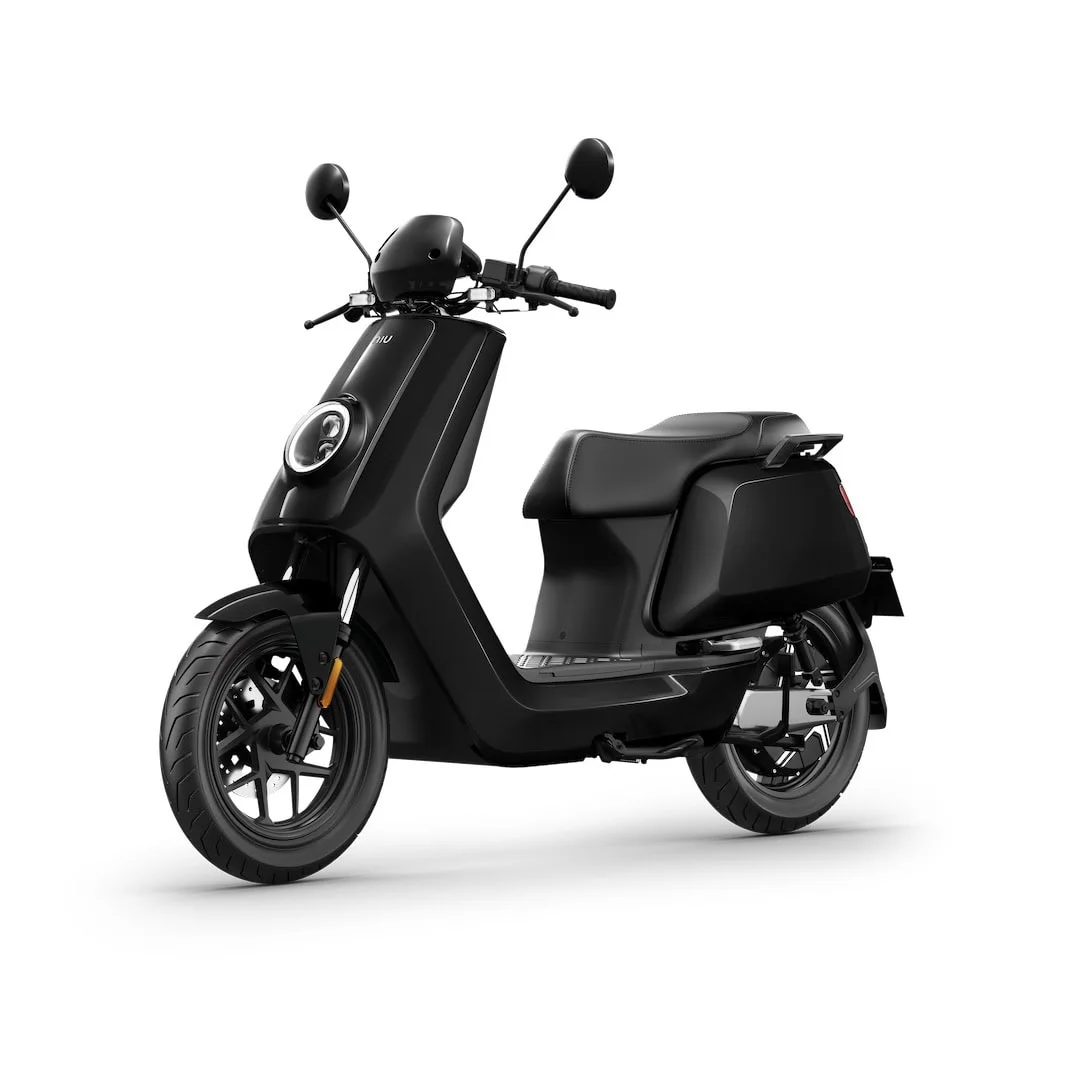 NIU NQi GTS 45 – scooter électrique 50 cm3 – vue de trois quarts avant, gris