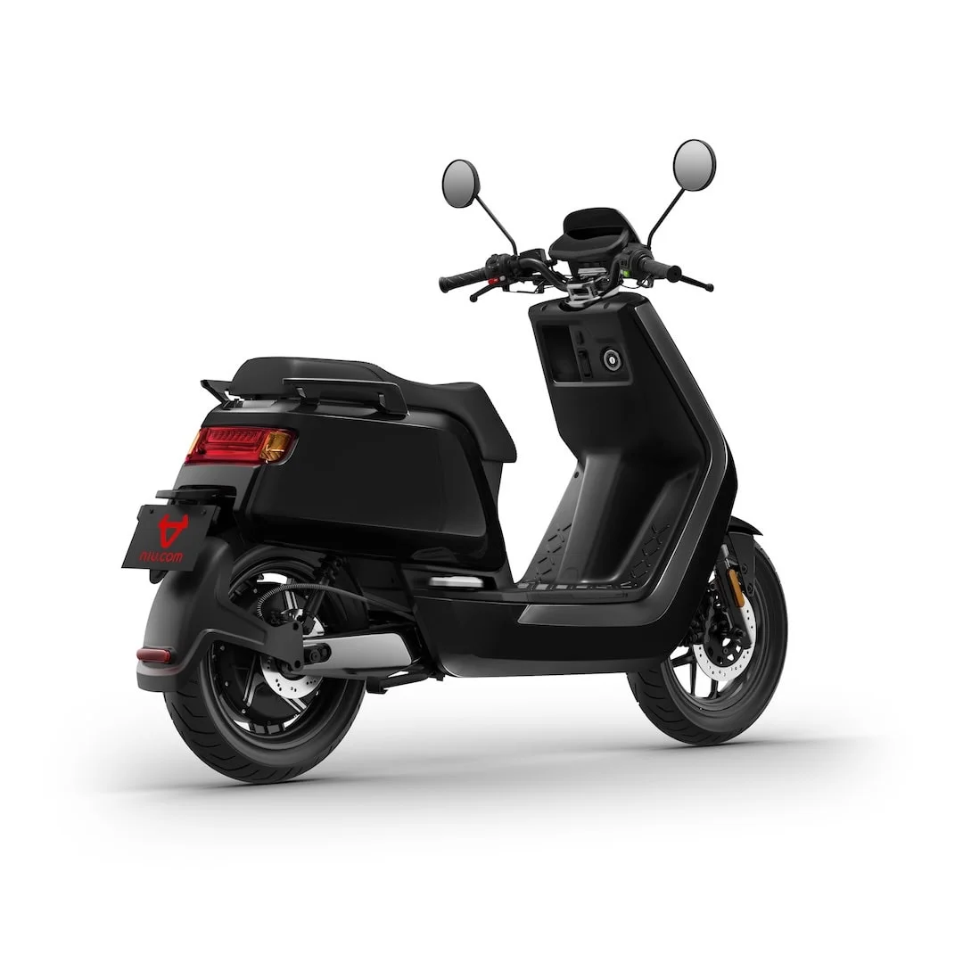 NIU NQi GTS 45 – scooter électrique 50 cm3 – vue de trois quarts arrière, gris