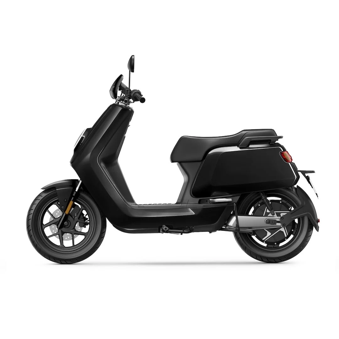NIU NQi GTS 45 – scooter électrique 50 cm3 – vue de trois quarts avant gris, autre angle