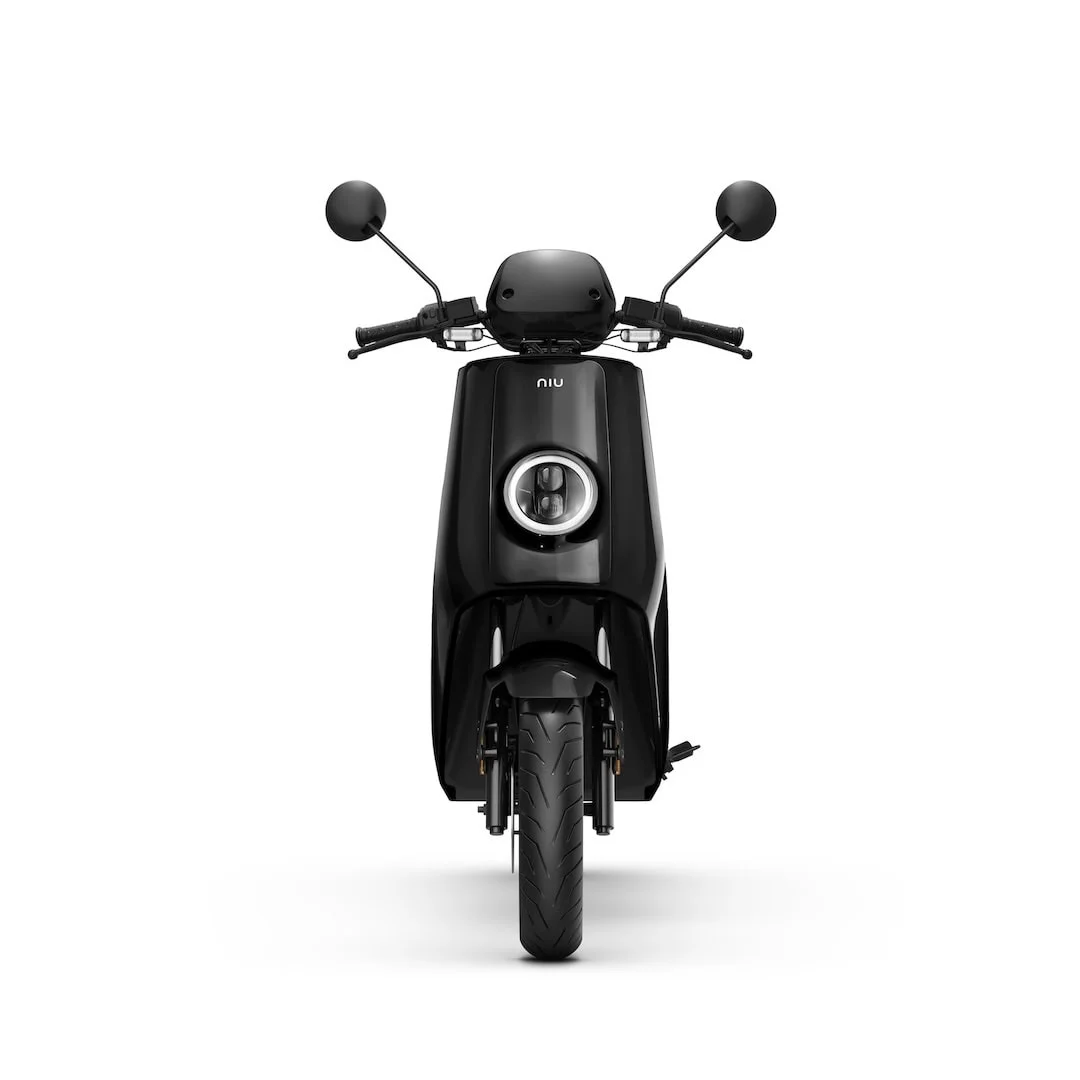 NIU NQi GTS 45 – scooter électrique 50 cm3 – vue de face, gris