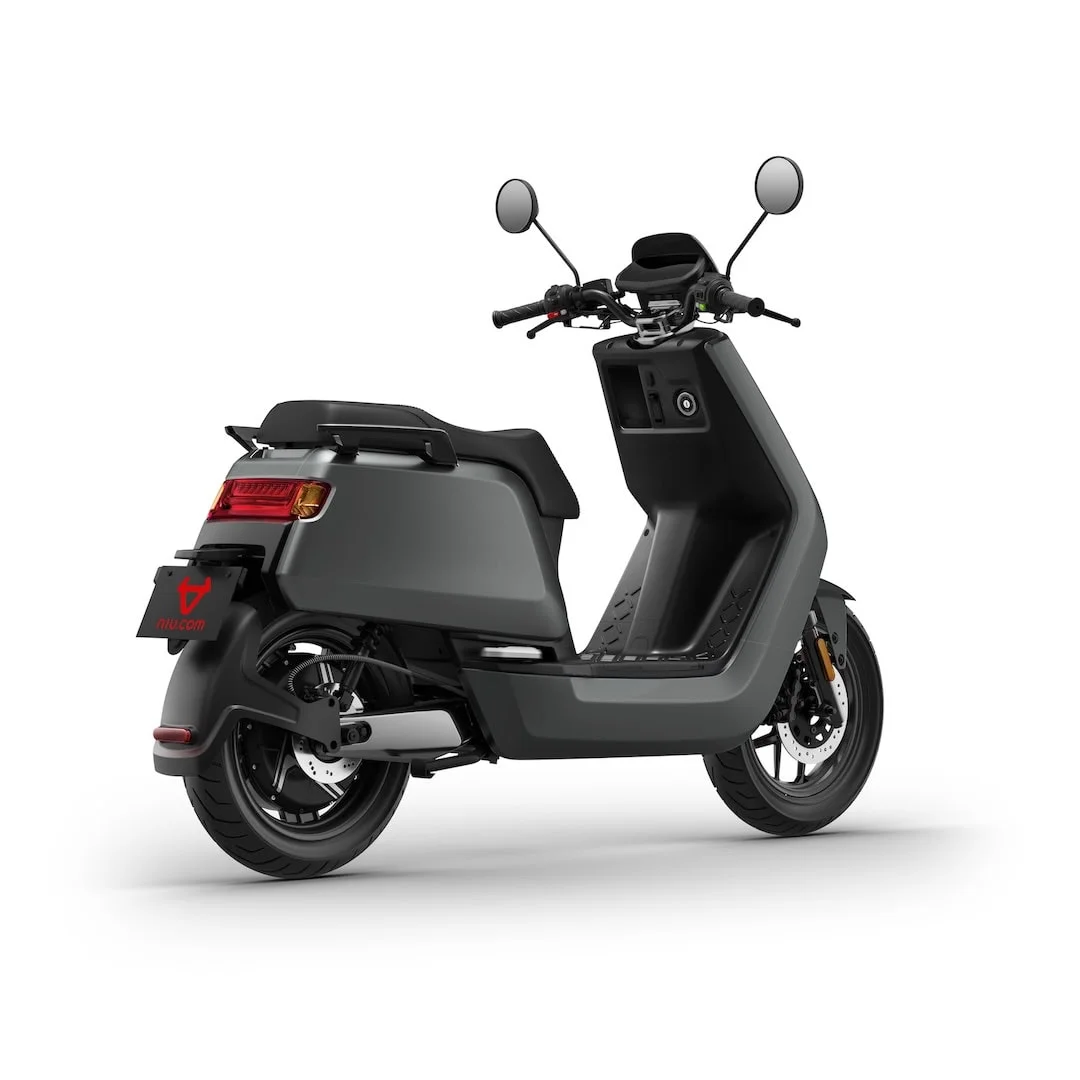 NIU NQi GTS 45 – scooter électrique 50 cm3 – vue de trois quarts avant, noir