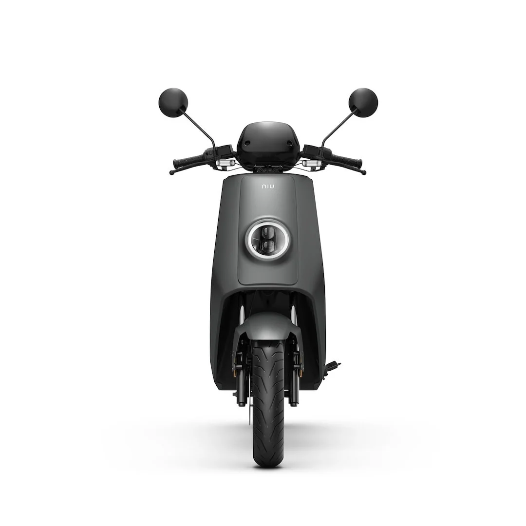 NIU NQi GTS 45 – scooter électrique 50 cm3 – vue de face, noir