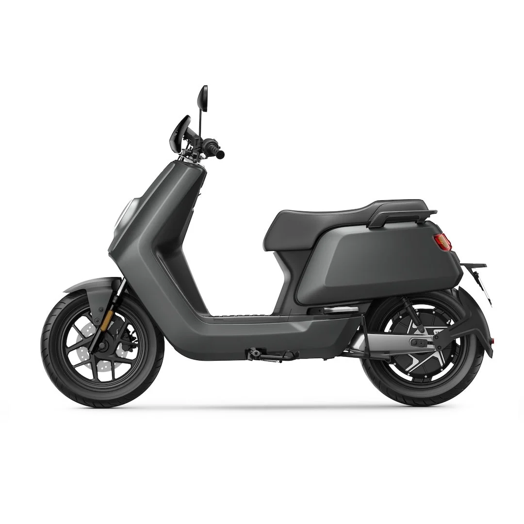 NIU NQi GTS 45 – scooter électrique 50 cm3 – vue de profil, noir