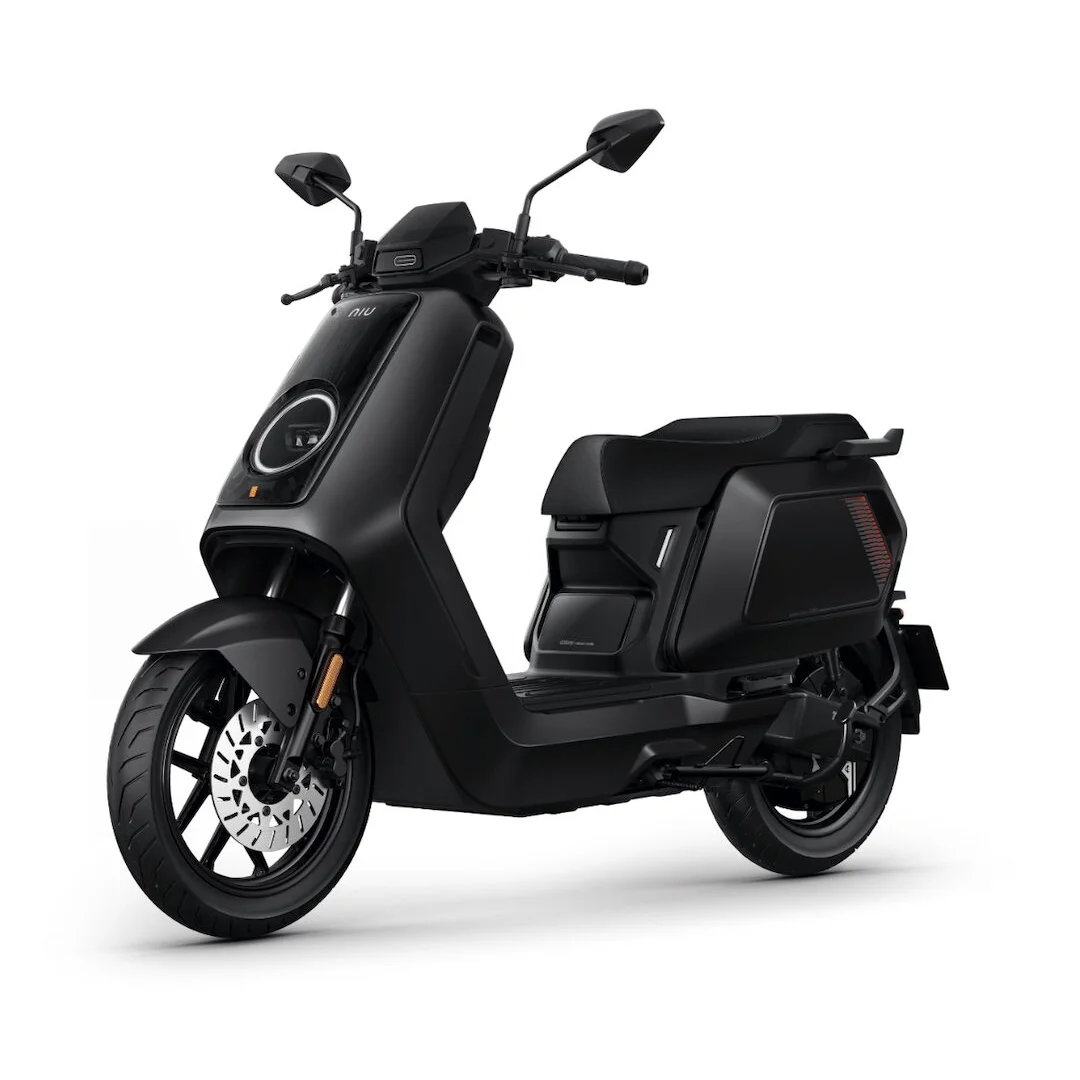 NIU NQiX 150 noir – scooter électrique 50 cm3 – vue de trois quarts avant