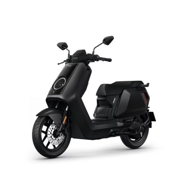 NIU NQiX 150 noir – scooter électrique 50 cm3 – vue de trois quarts avant